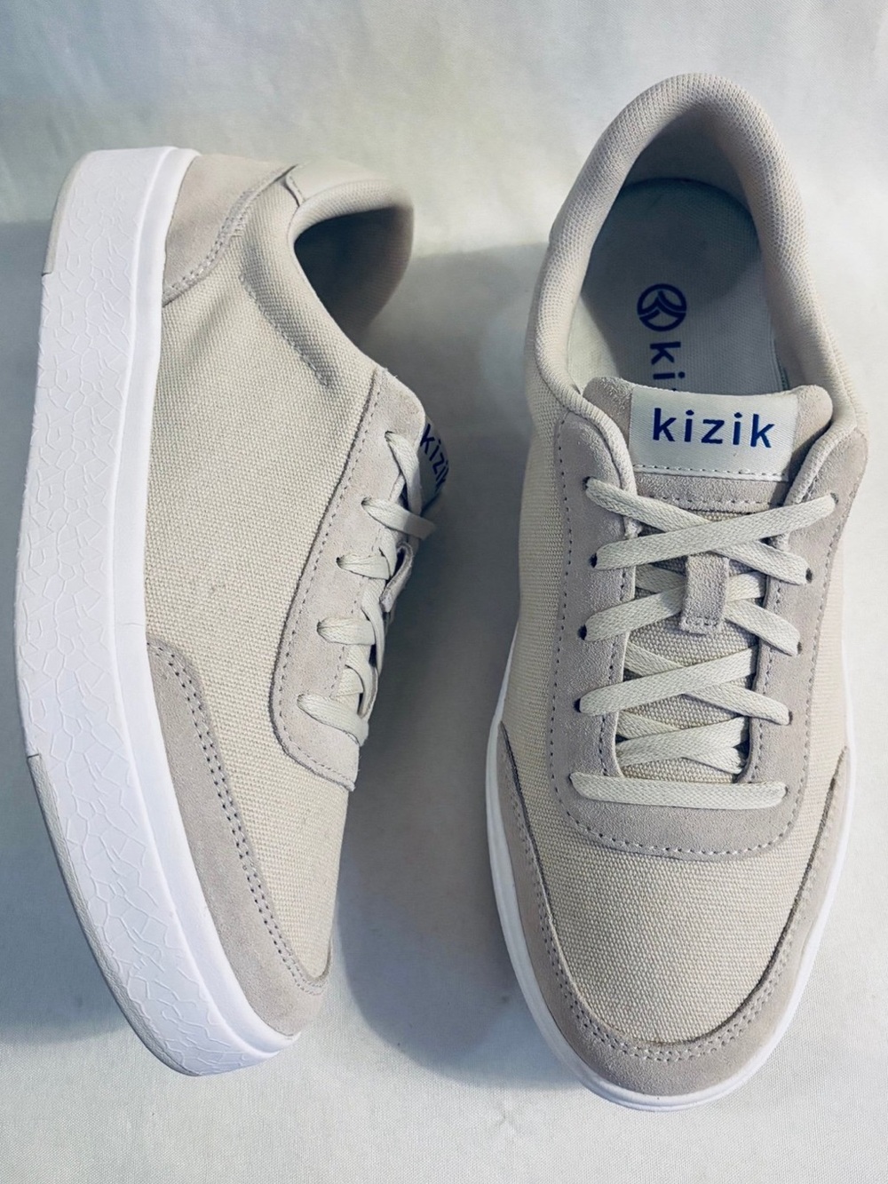 KIZIK Sneakers